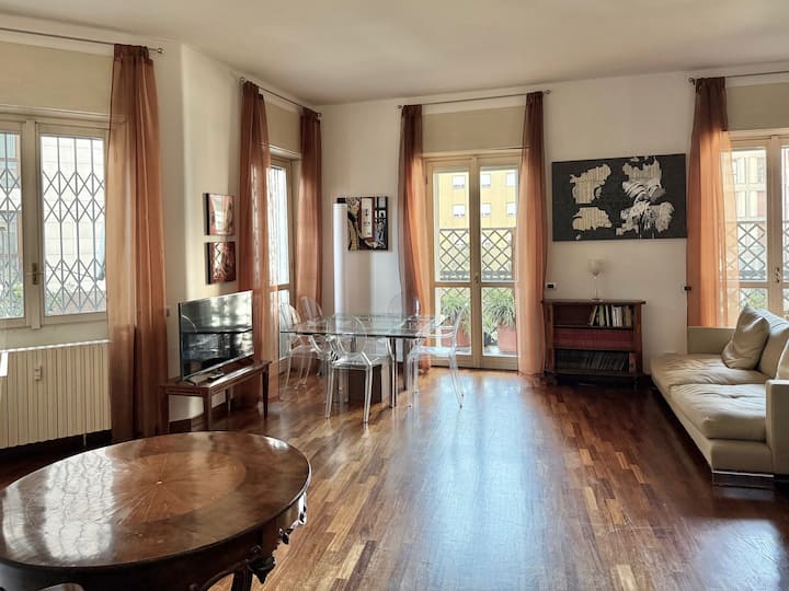 Пространа дневна соба со 18-ти век и модерен мебел од Нол, ноќевање со појадок, Капелини, Картел