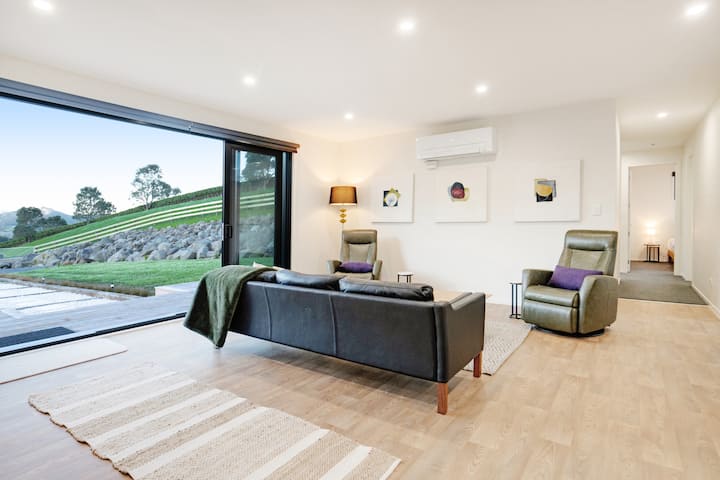 Stunning Modern Hillside Haven Near Pukekohe - Pōkeno