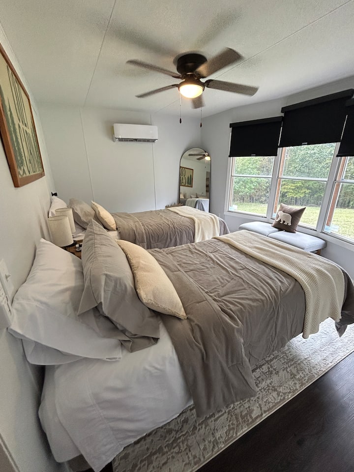 2张可调节的单人床