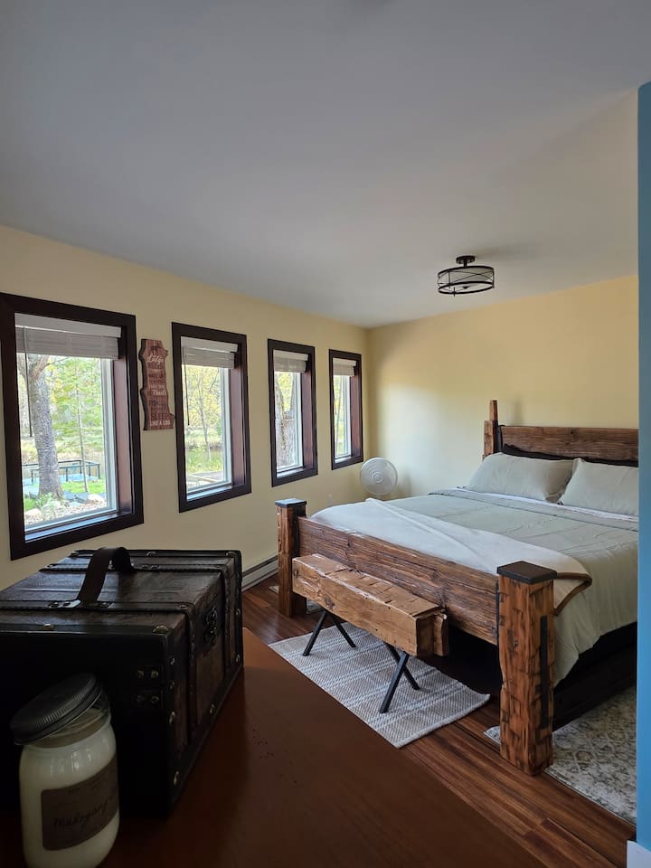 Спалня с кралски размер на основното ниво.