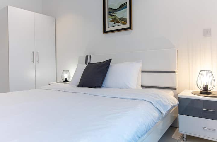 ห้องที่เต็มไปด้วยแสงสว่างออกแบบมาเพื่อการพักผ่อนและความสะดวกสบาย