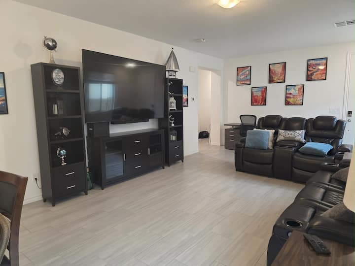New Gated Luxury: Soaking Tub, Patio, Bbq! - North Las Vegas, NV