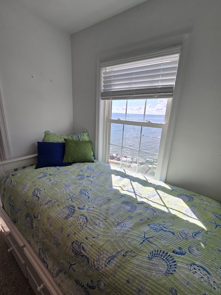 Допълнително легло, разположено в коридора между двете спални. 