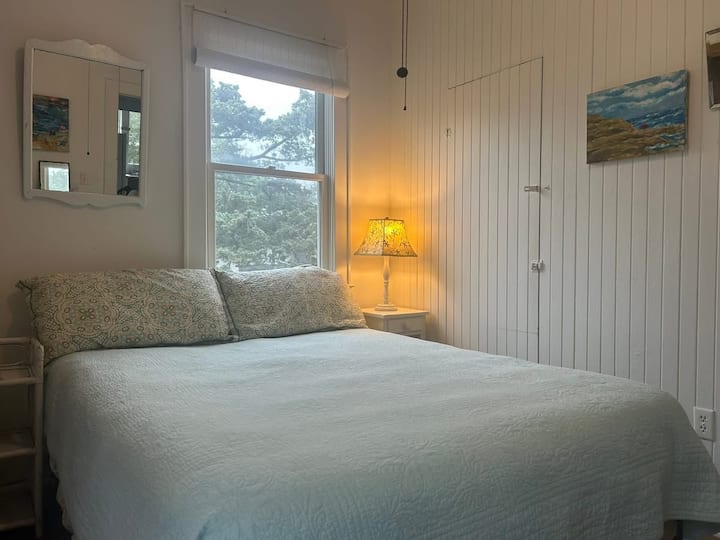 Dormitorio principal con baño completo en suite. 