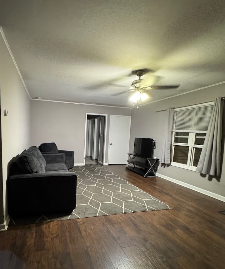 Cozy Illini Campus Stay - Champaign, IL