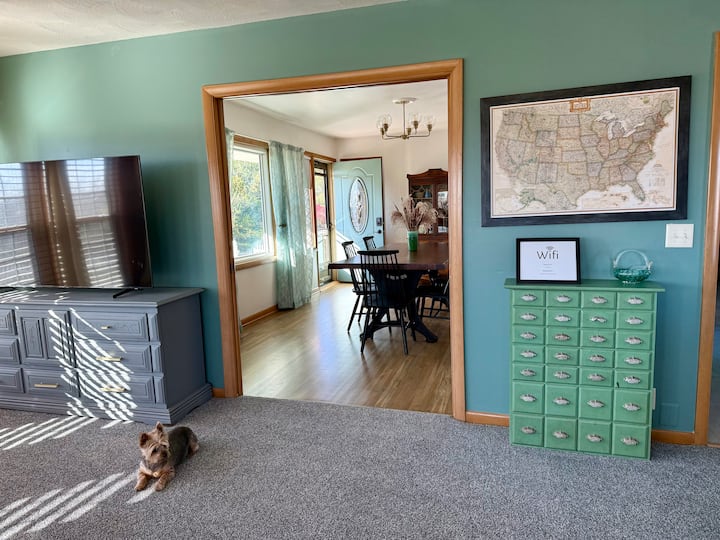 Cozy Hilltop Cottage W/ Patios Near Downtown Omaha - Council Bluffs, IA