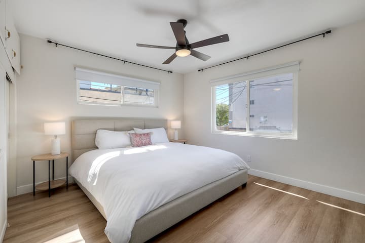 Светла и пријатна спална соба со брачен кревет (широк 180 – 220 см), вентилатор на таванот и големи прозорци кои ја исполнуваат собата со природна светлина.