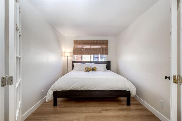 Едноставна и спокојна спална соба со удобен брачен кревет (широк 180-220 см), пријатно осветлување и пријатна атмосфера – совршено за мирен ноќен сон.