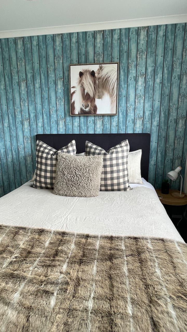 Gezellig queensize bed met landelijk uitzicht