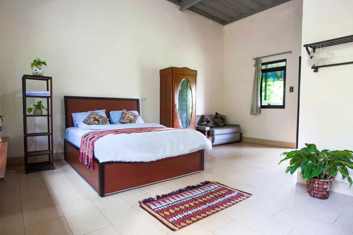 تتكون الغرفة أ من سرير كوين يمكن استخدامه من قبل شخصين وسرير أريكة لشخصين