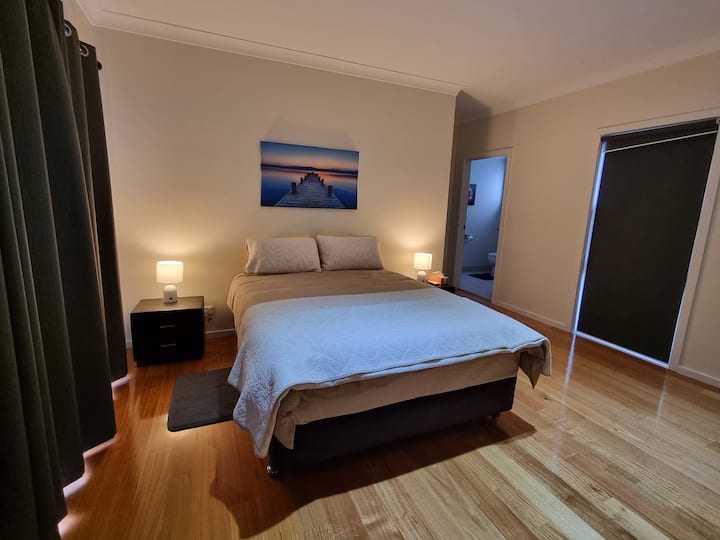 ფართო მთავარი საძინებელი, ორადგილიანი საწოლი, სააბაზანო უნიტაზით და საშხაპეში გასეირნება, ტერასაზე გასასვლელი (საკეტირებადი). Ადგილი პორტაკოტისთვის ან გასაშლელი ერთადგილიანი საწოლისთვის, შეცვალეთ მაგიდა