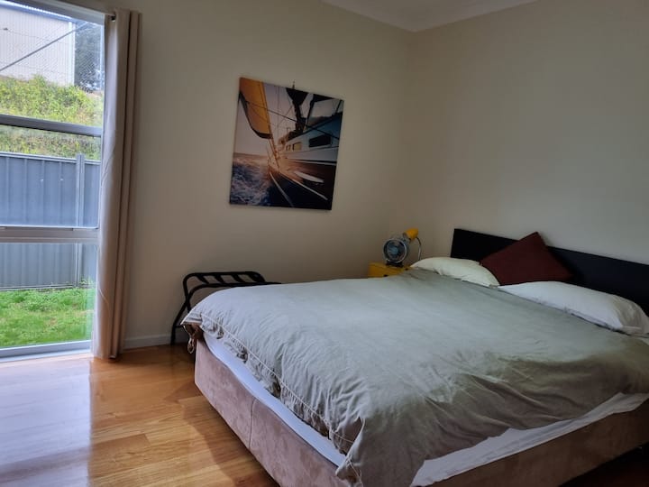 Queen ‑ ის საწოლი, ასევე, გადაკეცეთ ერთადგილიანი საწოლი თეთრეულით გარდერობში. Ვენტილატორი საწოლთან. გამათბობელი