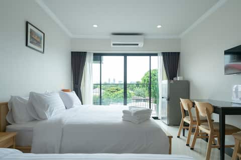 TK402 Cozy Studio Room for 3 Pax BTS Ari
