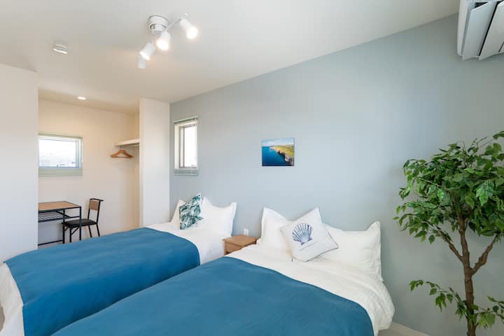 Hay 2 camas semidobles y un espacio de trabajo.