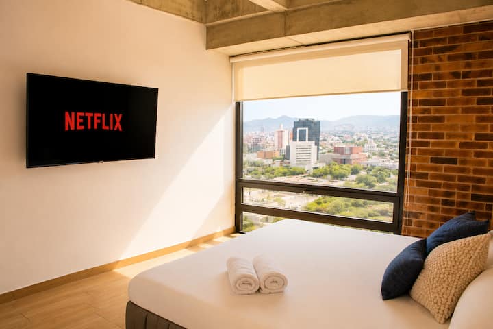 Recamara con cama King size, SmarTV de 60", walking closet y baño completo privado. Vistas espectaculares a la ciudad.