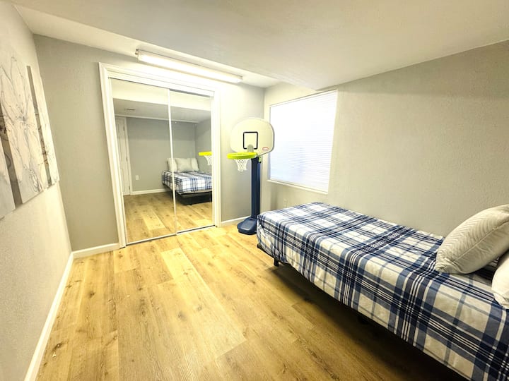 ห้องนอนเดี่ยวพร้อมที่นอนเมมโมรี่โฟมขนาด 13” 