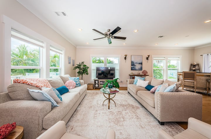Coastal 4-bed W/heated Pool -Walk To Beach - Redington Beach, FL