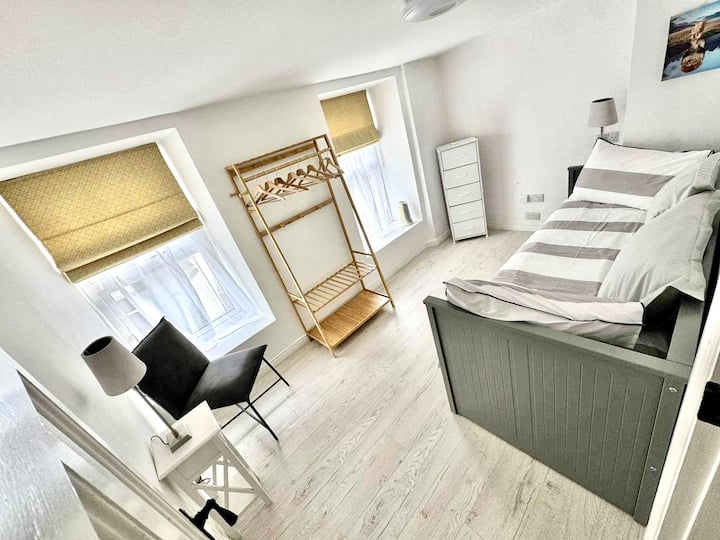 Dhoma e parë e gjumit me një krevat 160