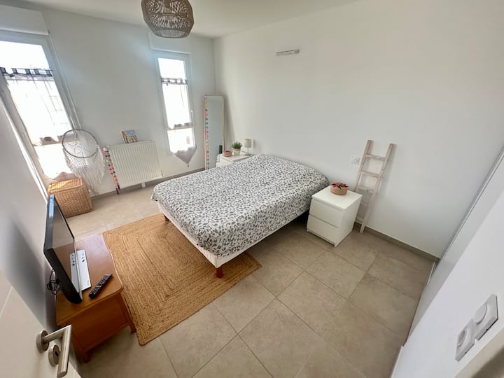 חדר מרווח ובהיר להתעורריות שמחות ועליזות 