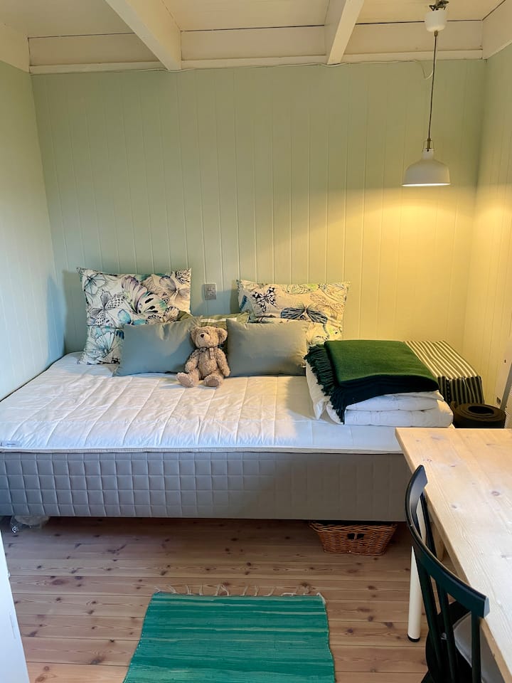 Резервна спална соба со брачен кревет (120 см)