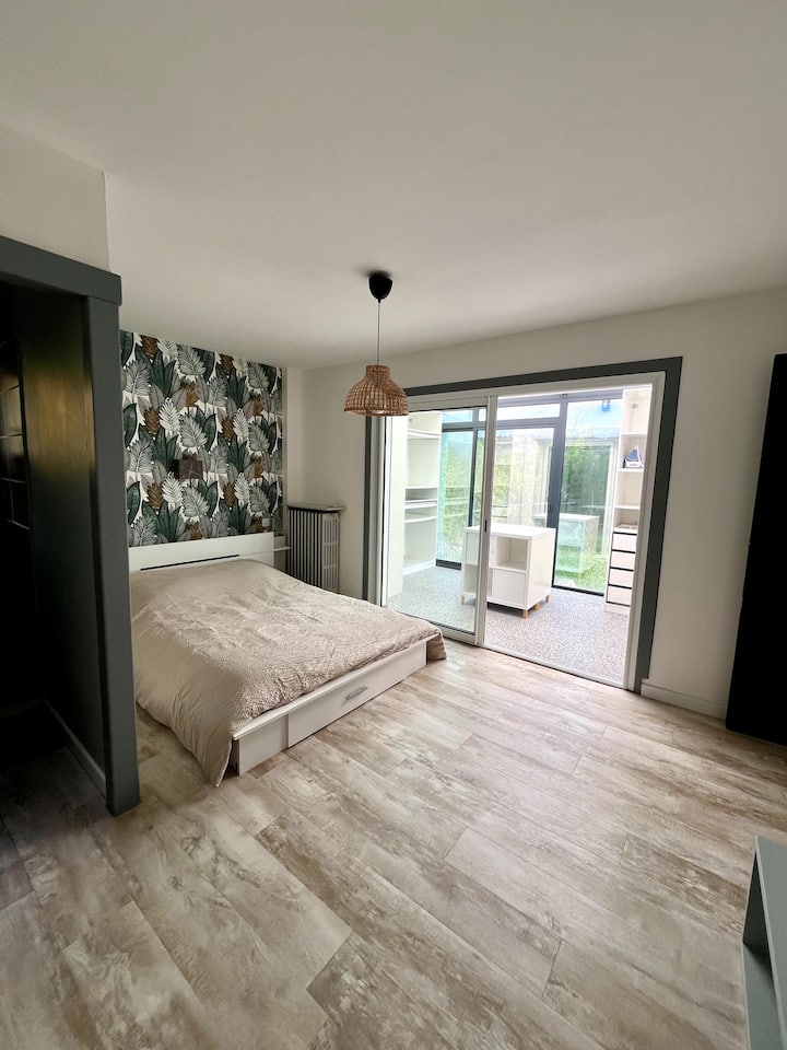 ห้องนอนใหญ่พร้อมห้องอาบน้ำและห้องแต่งตัวในระเบียง 