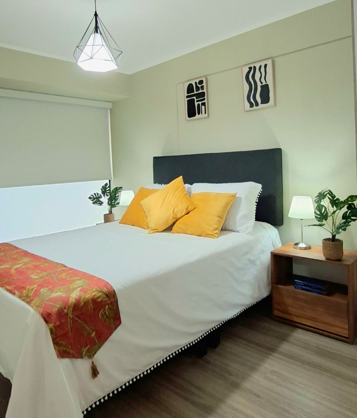 Vychutnajte si príjemný odpočinok v manželskej posteli s ergonomickými vankúšmi