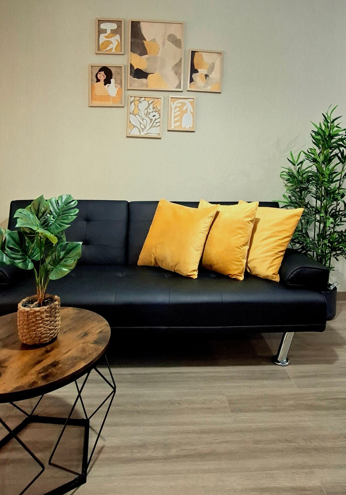 V obývacej izbe máme pohodlnú rozkladaciu pohovku, ktorú je veľmi jednoduché rozložiť. Všetku posteľnú bielizeň nechávame pripravenú pre tretieho hosťa, aby si mohol dobre oddýchnuť. Na obrázkoch ukazujeme, ako je posteľ vybavená. 