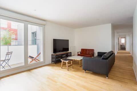 Popular Airbnb listing: Spacious apartment, air conditioning, near Paris, 2 parking spaces in Aubervilliers