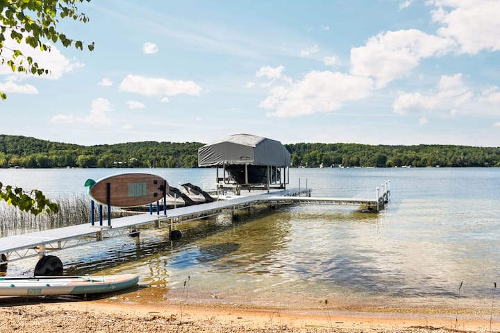 [Lake Cabin] huge beach, dock, kayaks, SUPs, more!