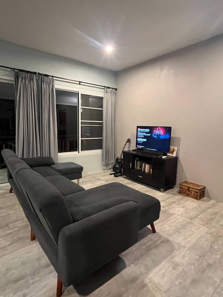 Tv in woonruimte met Netflix en YouTube Premium. 