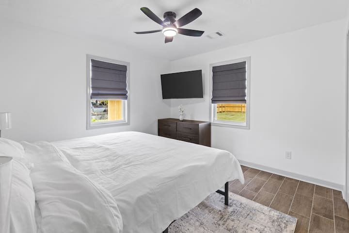 Krevat i ✅ rehatshëm dopio "king" për 2 persona me televizor inteligjent dhe komodinë