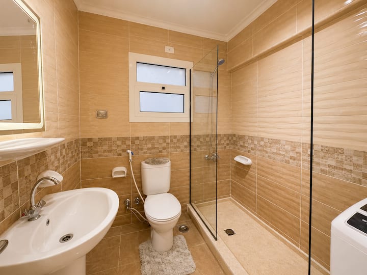 Paradise 2BDR In Rehab City: Full bathroom