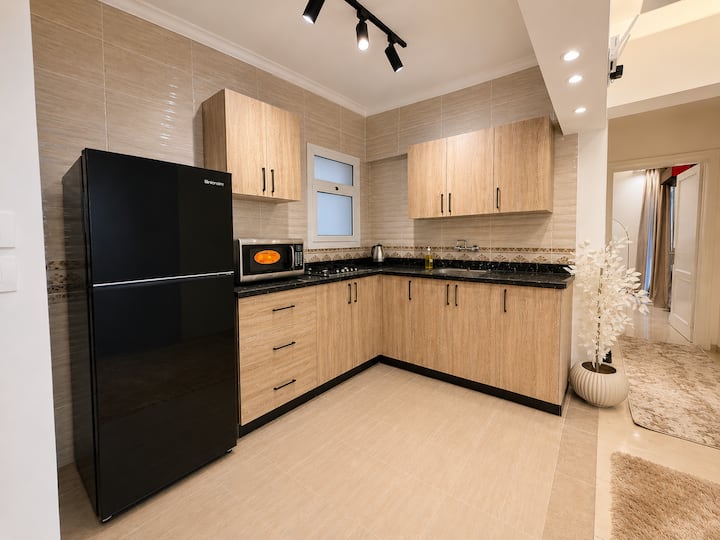 Paradise 2BDR In Rehab City: Full kitchen