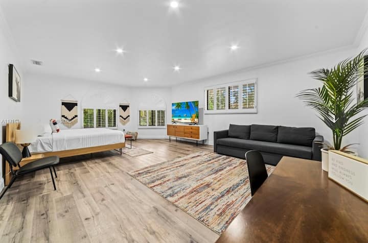 Просторен мајстор со брачен кревет (широк 150-179 см), брачен кауч на спуштање, паметен телевизор, простор за седење и балкон со живописен поглед и лежалки - совршен за внатрешна и надворешна релаксација.

