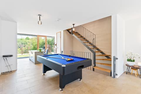 Penthouse21D – Lake • Billiards • Massage • Foosball Table
