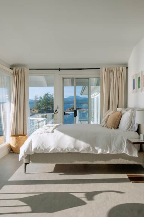 Sky View Suite — Oceanfront Sunsets + Soaker Tub