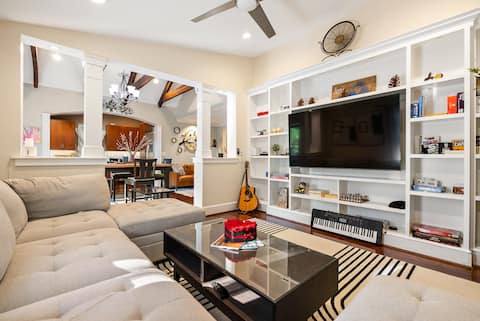 Entire 6BR 3,5Bath • 2 Units • Sleeps 12 • Yard