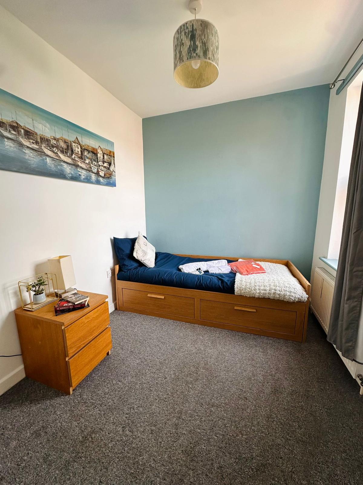 Ovo je krevet na izvlačenje koji se može izvući i postati bračni krevet 