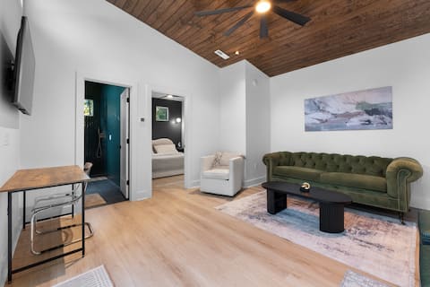 Top performing Airbnb: The Raven - Charlotte’s Luxury Guesthouse in Oakhurst