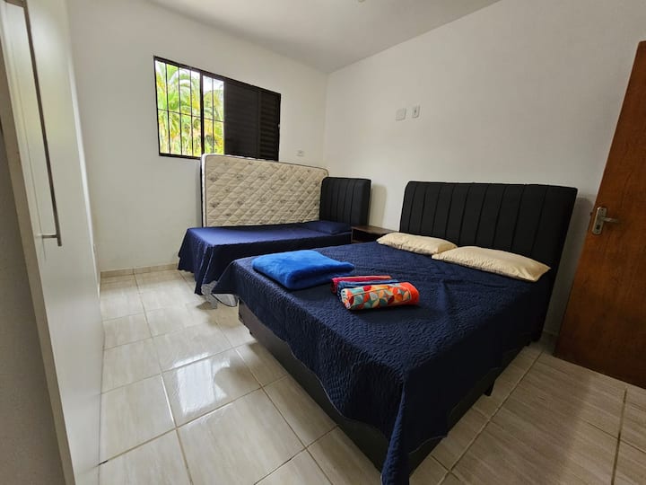 dormitorio con baño privado.