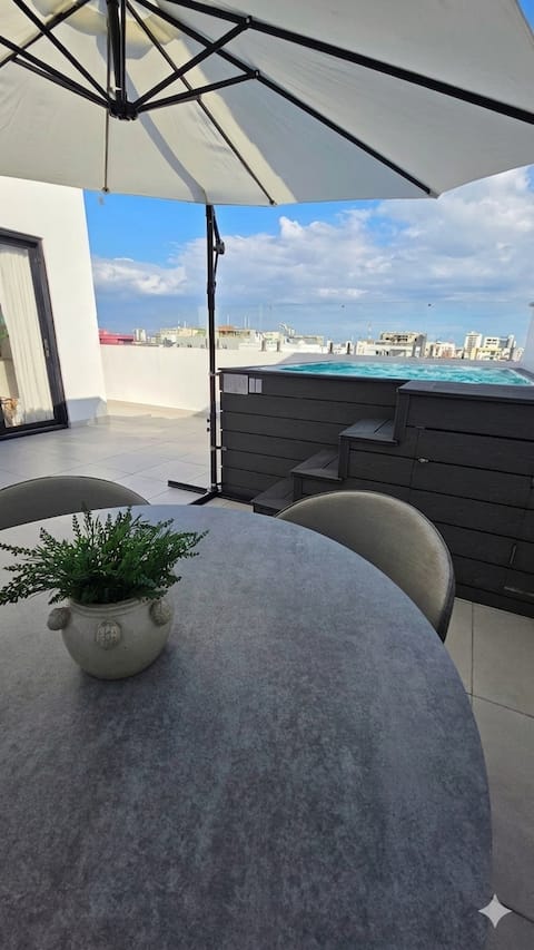 Penthouse w/ private Jacuzzi in City Centre