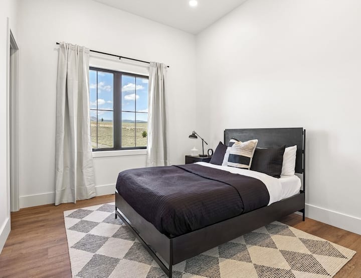 Chumba cha kulala cha malkia nje ya chumba cha michezo kwenye bafu kamili