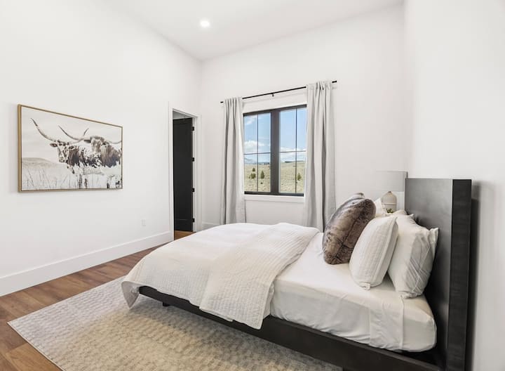 Chumba cha kulala cha malkia nje ya chumba cha michezo kwenye bafu kamili