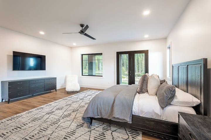 Bingwa wa ghorofa ya chini aliye na bafu kamili