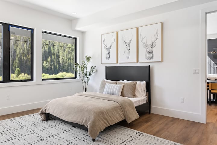 Kitanda cha malkia katika chumba cha ghorofa