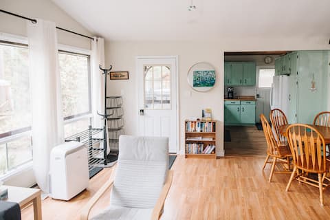 Top Airbnb: Waterfront / Hot Tub / BBQ/ Firepit/ Kayaking in Minden Hills