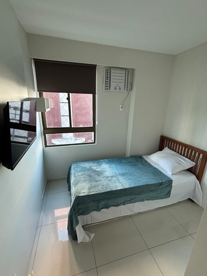 Sala social con TV inteligente, aire acondicionado y ventanas opacas.