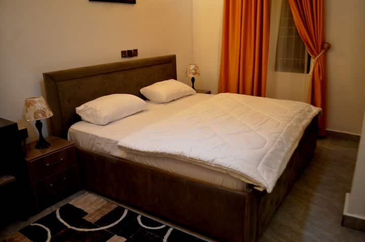 Dhomë elegante për vizitorë me dizajn të zgjuar dhe rehati