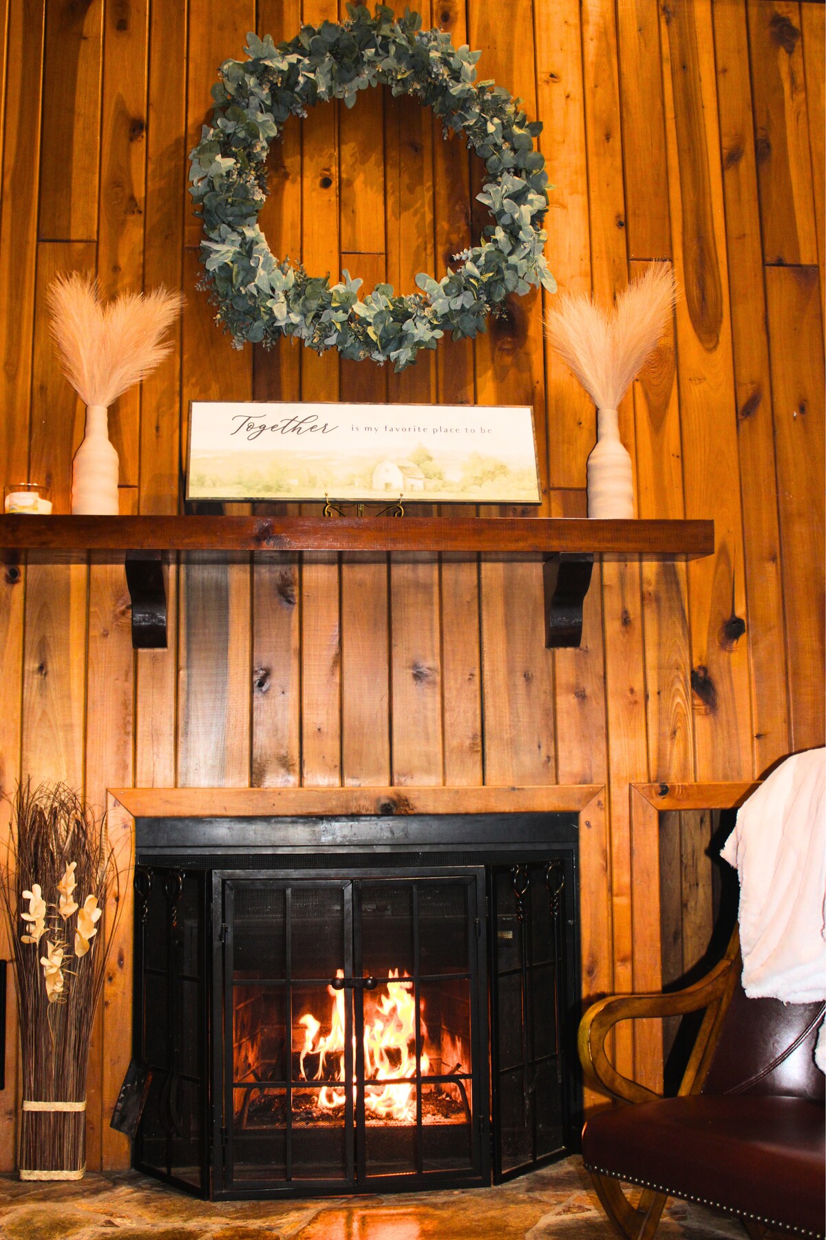 مدفأة جميلة في غرفة المعيشة - مكاني المفضل في المنزل. 