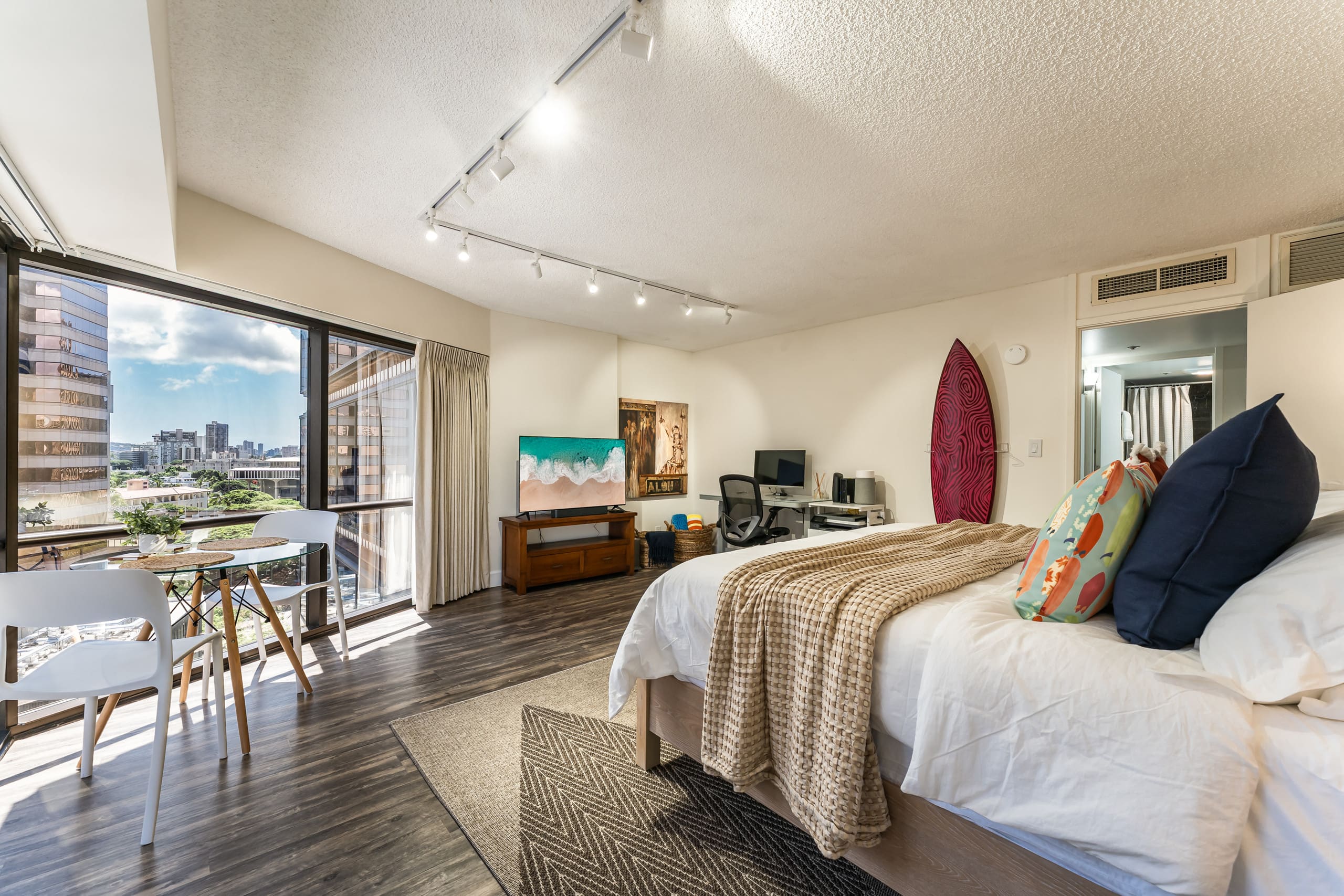 Honolulu Hideaway | Parking Included - Image 10